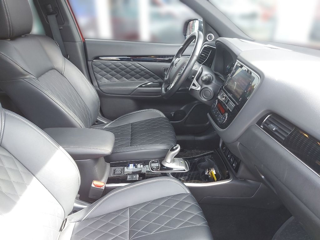 Fahrzeugabbildung Mitsubishi Outlander Plug-in Hybrid TOP 2.4 4WD Leder SD
